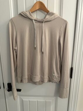 Vuori Halo Women's Lightweight Hooded Pullover in Ecru Heather Size Medium